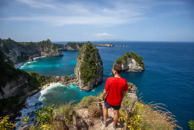 Solo traveler on Nusa Penida Bali cliff